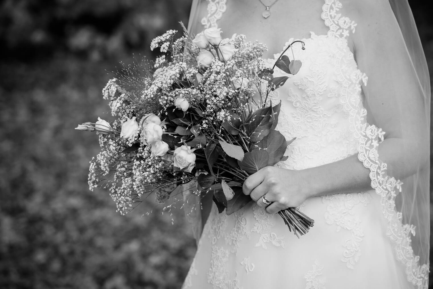 Bride with flowers, autumn wedding at Råda Säteri